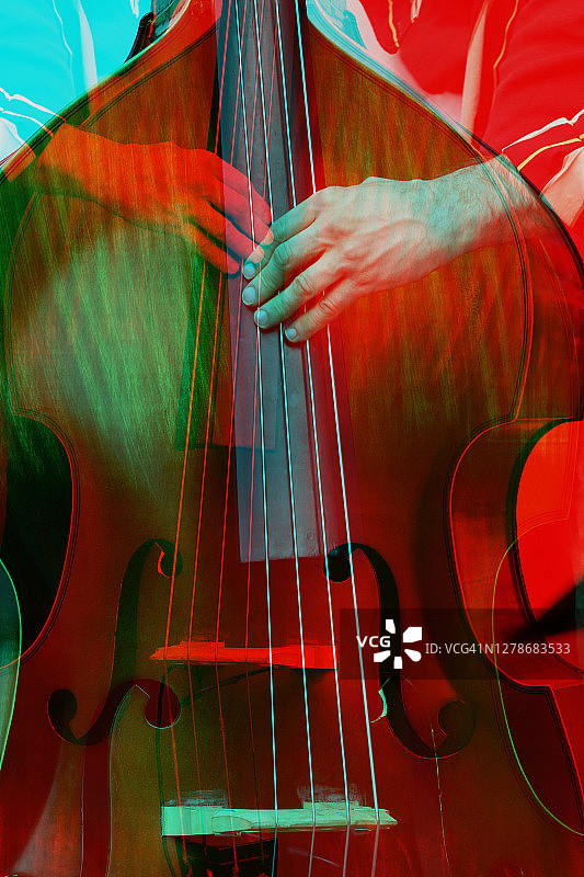 男人演奏低音提琴的局部照片图片素材