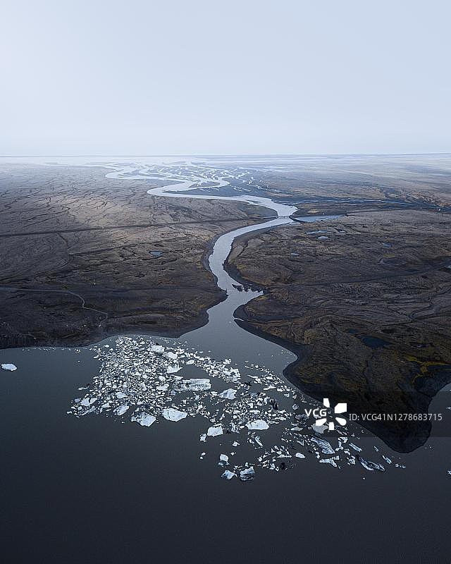 冰岛瓦特纳冰川国家公园冰川湖鸟瞰图片素材