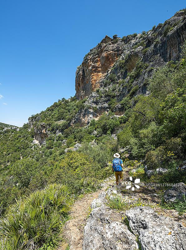 徒步旅行者在西班牙加的斯绿色峡谷的徒步小径上图片素材