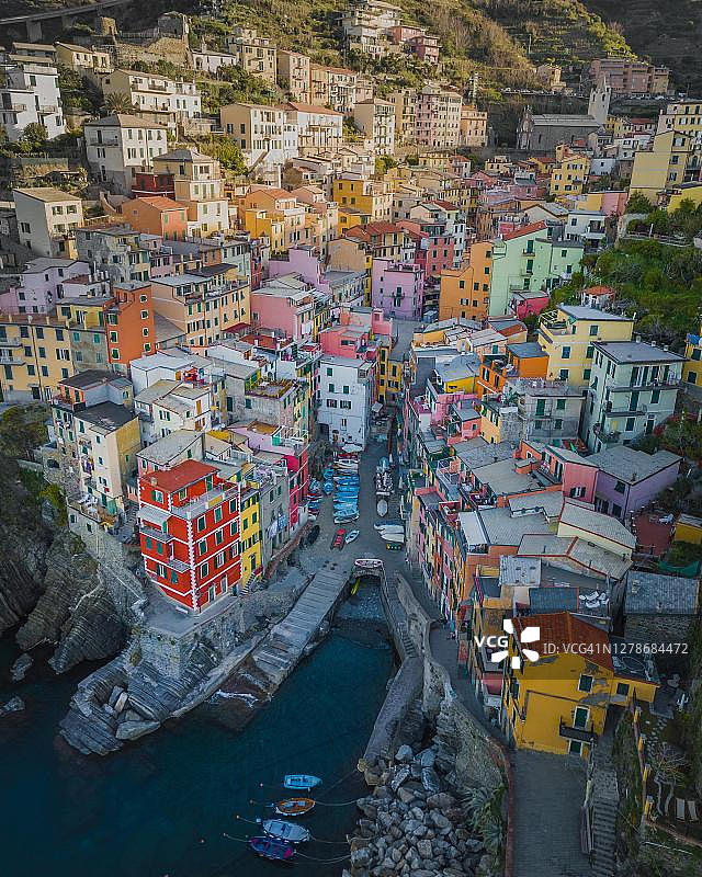 意大利利古里亚五渔村国家公园马纳罗拉彩色房屋航拍图片素材
