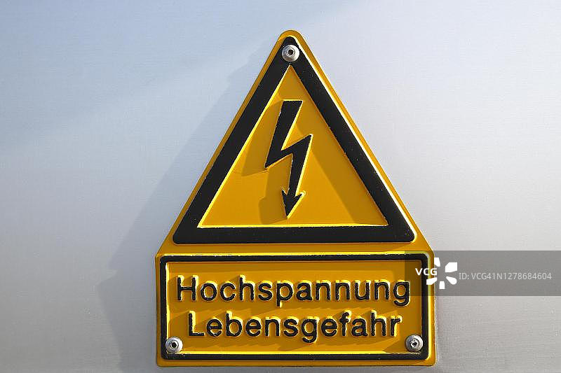 高压危险警示牌，德国石勒苏益格-荷尔斯泰因州迪特马尔申图片素材