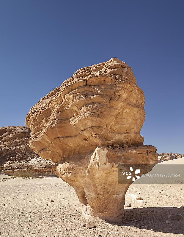 埃及达哈卜附近西奈沙漠中蘑菇状的岩层图片素材