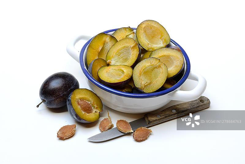 碗里的半个李子，李子，德国图片素材