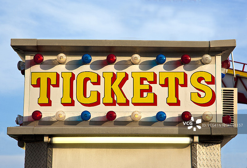 彩色灯光闪烁的游乐园门票标志图片素材