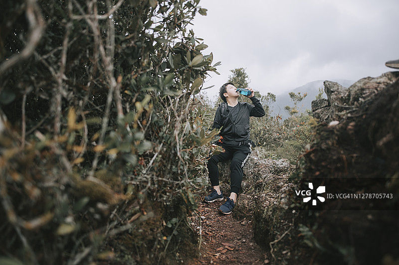 华人女徒步旅行者在金马仑高原探索苔藓森林图片素材