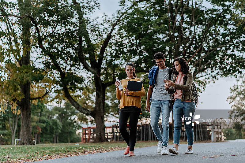在大学的年轻学生们图片素材