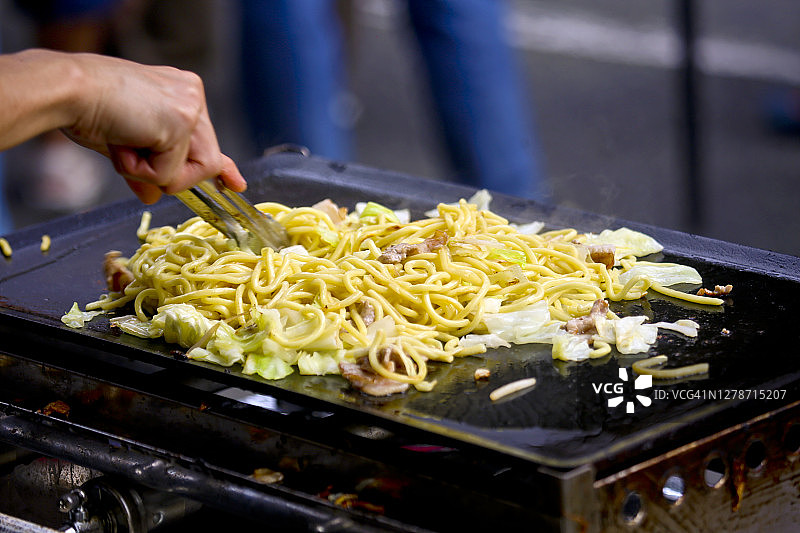 在铁板上烹饪的日式炒乌冬面图片素材