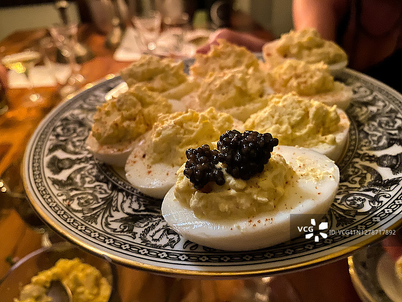 混合鱼子酱和魔鬼蛋，一道优雅的菜肴图片素材