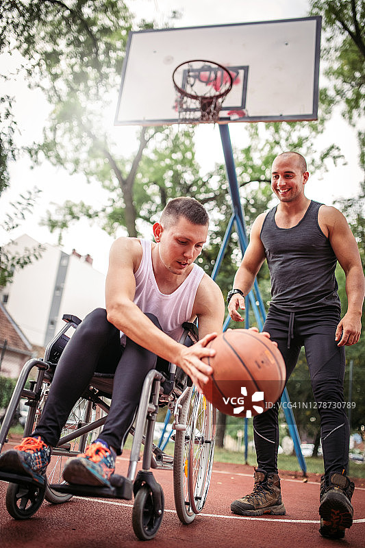 残疾男子和朋友打篮球图片素材