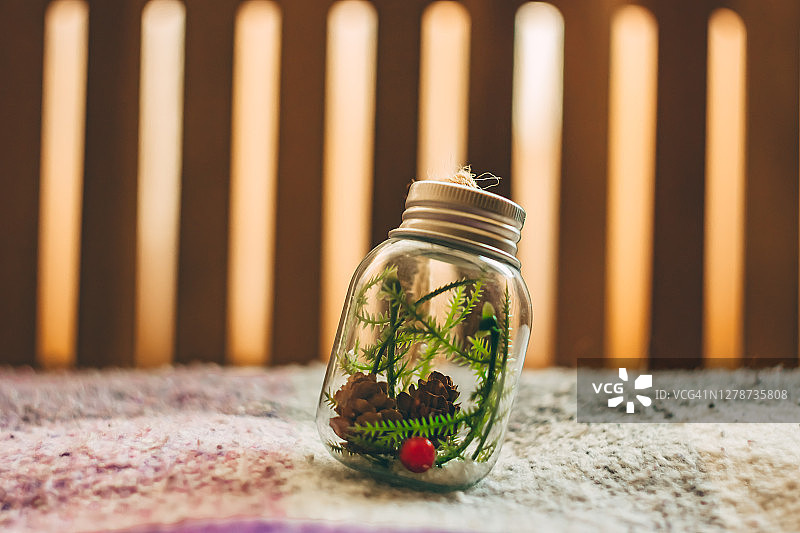 木墙背景上的罐装圣诞装饰图片素材