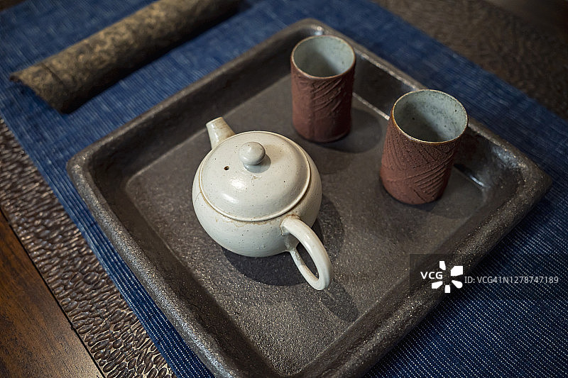 陶瓷茶具：侧把茶壶与茶杯图片素材