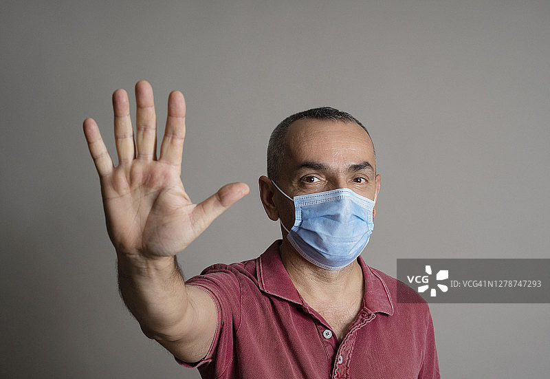 中年男人戴外科口罩人像图片素材