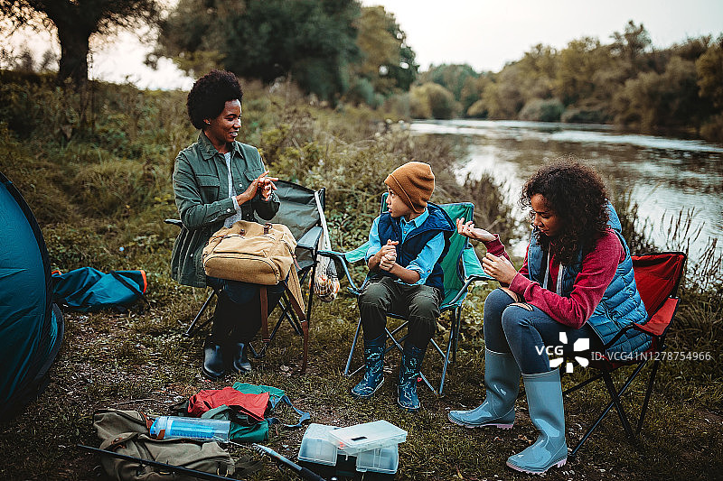 母亲在钓鱼之旅中为孩子们午餐前消毒双手图片素材