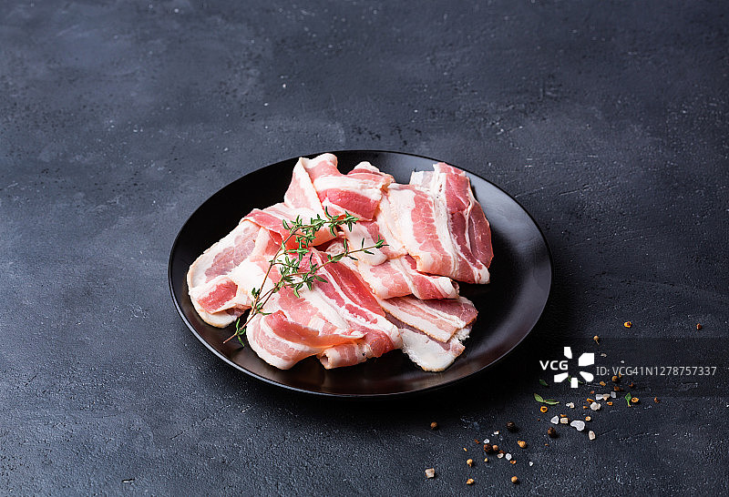 黑色背景上的生培根图片素材