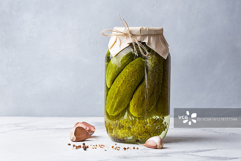玻璃罐中发酵的黄瓜图片素材