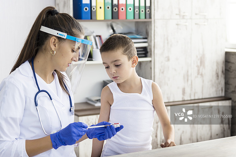 儿科医生给小男孩接种疫苗图片素材