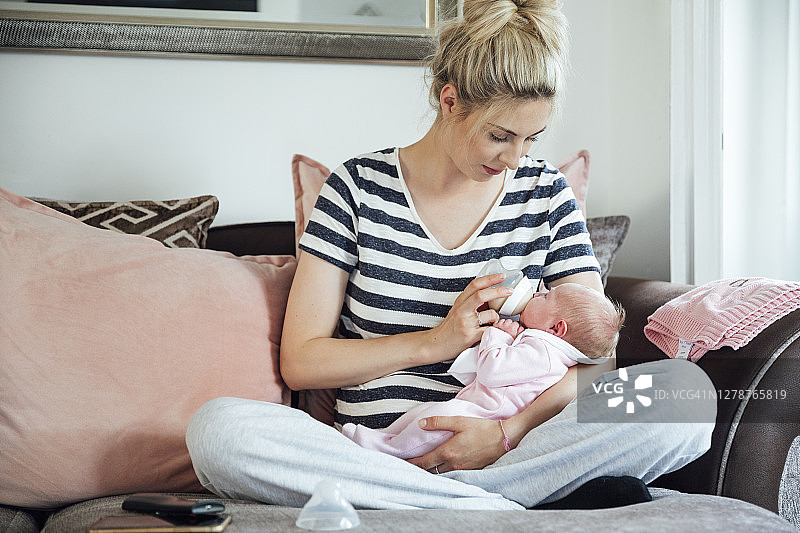 她喜欢喝牛奶图片素材