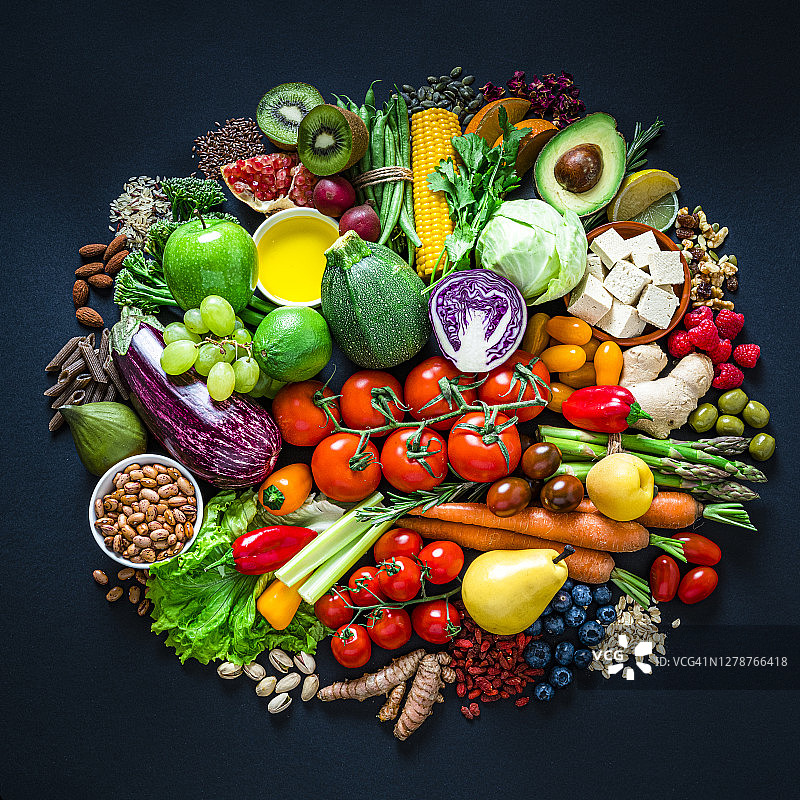 深色背景下的纯素食品俯视图图片素材