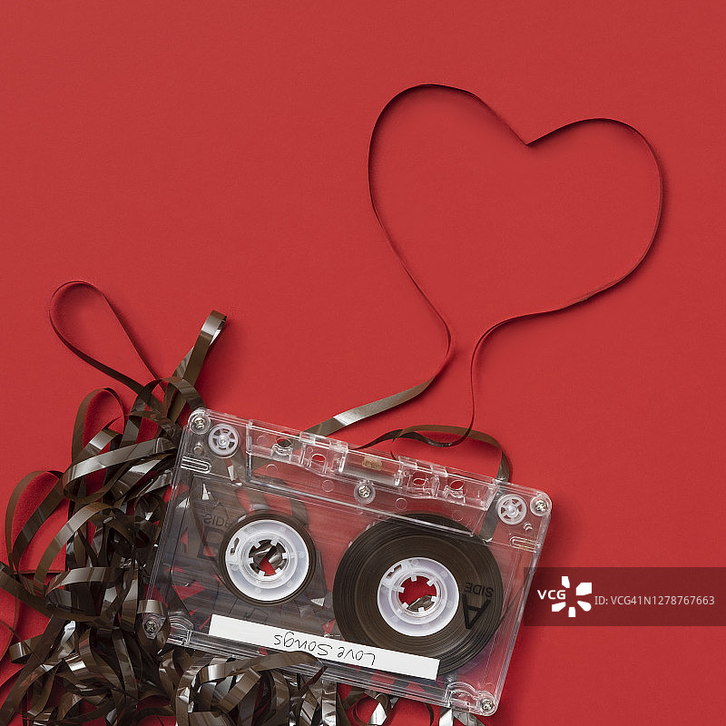 红色背景上的模拟音频卡带图片素材