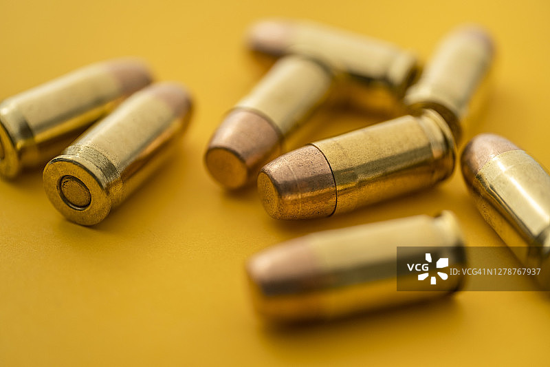 黄色背景上的黄铜子弹图片素材