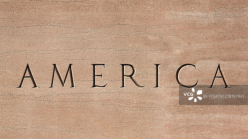 雕刻在石头表面的单词“美国”图片素材