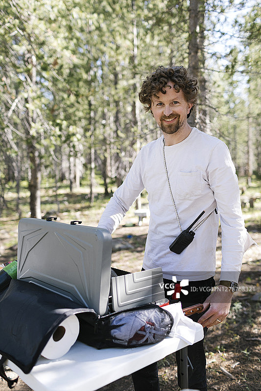 男人在尤因塔-瓦萨奇-卡什国家森林露营做饭图片素材