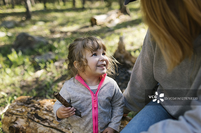 小女儿(2-3岁)和母亲在温塔-瓦萨奇-卡什国家森林露营图片素材