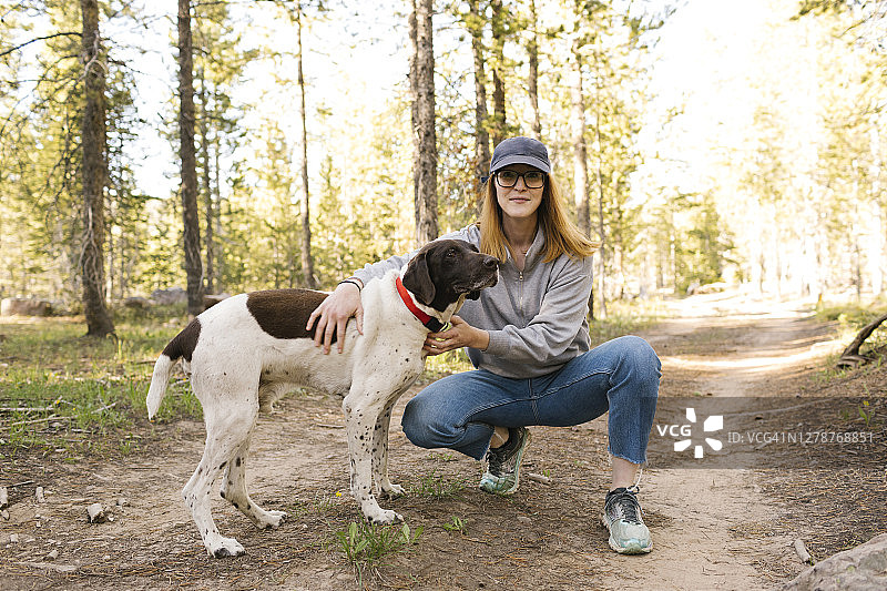 带着她的狗在Uinta-Wasatch-Cache国家森林的女人图片素材
