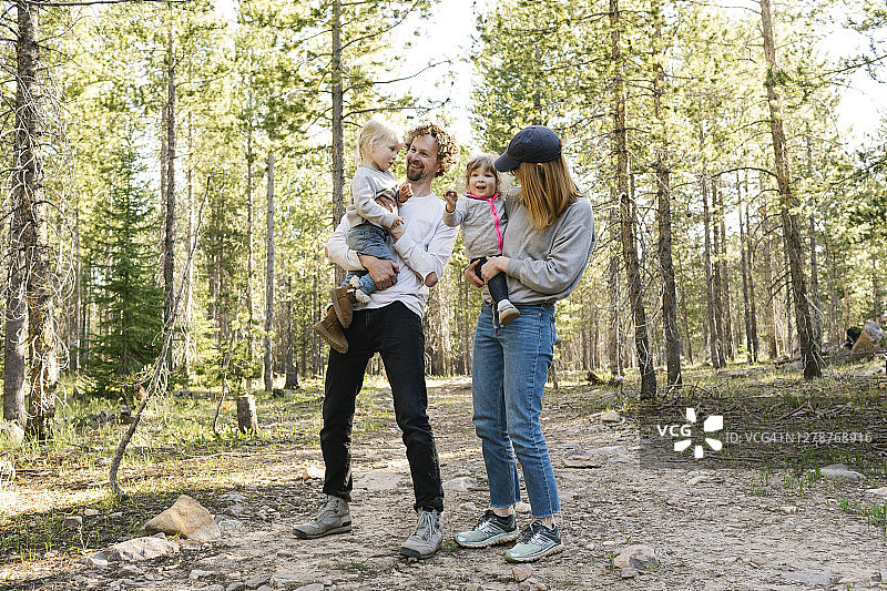 在温塔-瓦萨奇-卡什国家森林小路上站着的父母和小女儿(2-3岁)图片素材