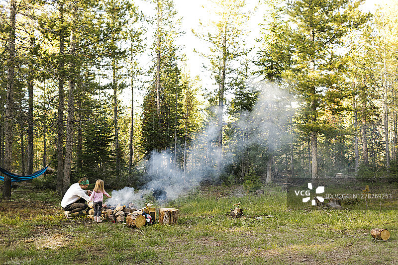 父亲和女儿（4-5岁）在瓦萨奇-卡什国家森林的营地里图片素材