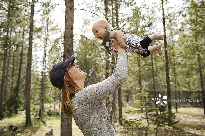 笑容满面的女子在森林里和男婴（6-11个月大）玩耍，瓦萨奇-卡什国家森林图片素材