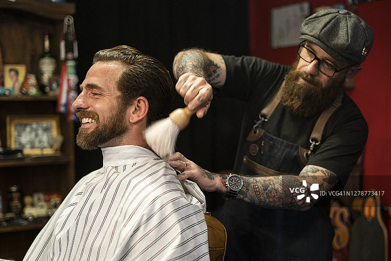 发型师清洁顾客的颈部图片素材