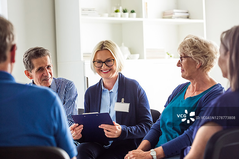 快乐的心理治疗师与老年人交谈图片素材