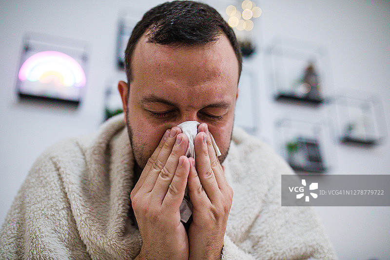 男人在床上擤鼻涕图片素材
