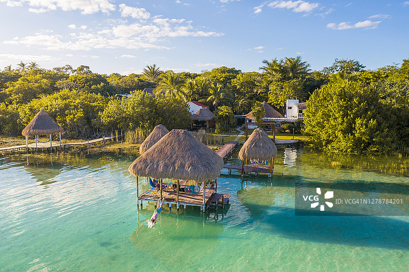 男子在墨西哥度假村码头跳入碧绿的海水中图片素材