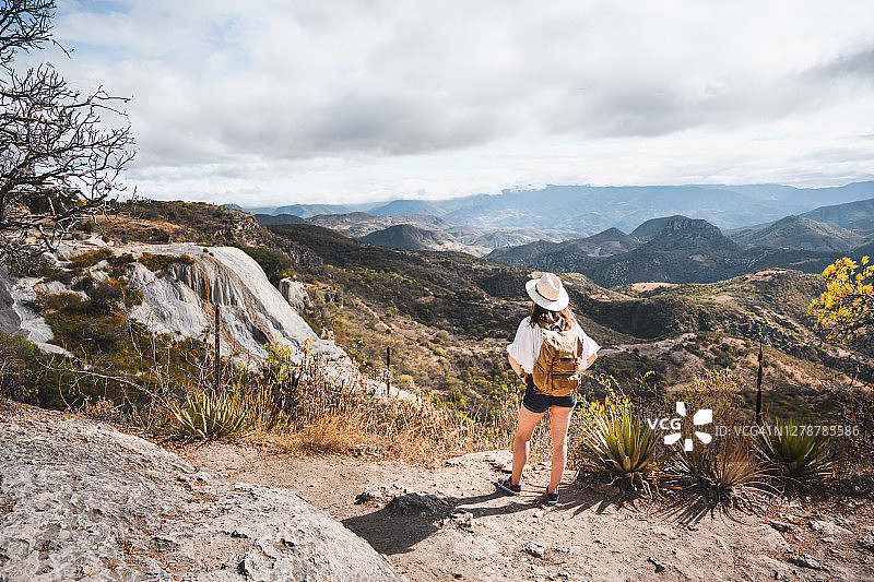 游客在墨西哥瓦哈卡州欣赏Hierge el Agua的景色图片素材