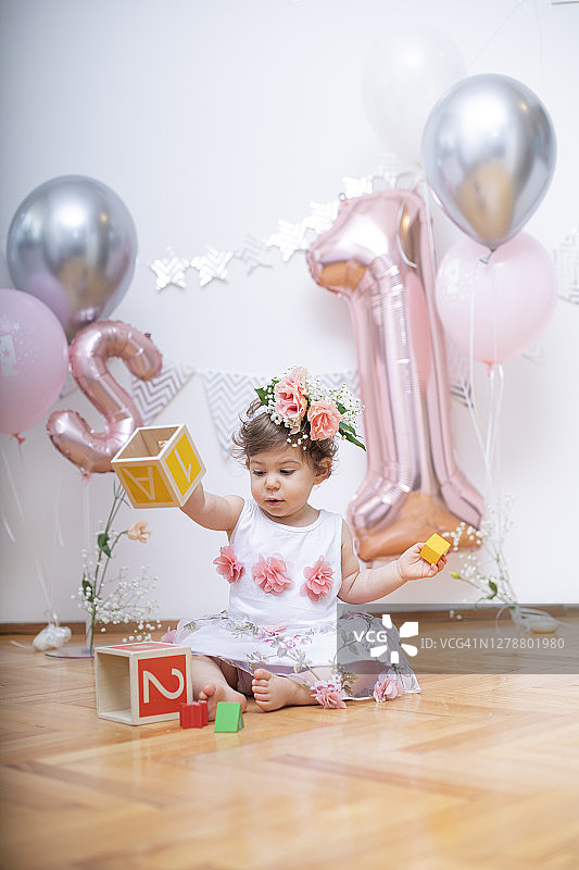 美丽的一岁女婴庆祝周岁生日图片素材