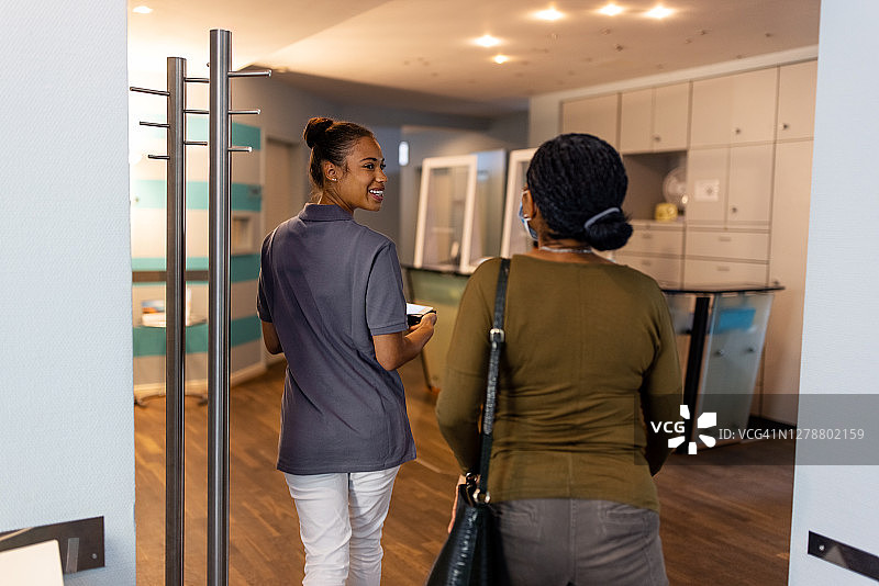 女人在医院里和护士一起散步图片素材