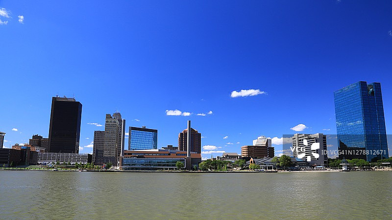 莫米河畔的托莱多市中心天际线图片素材