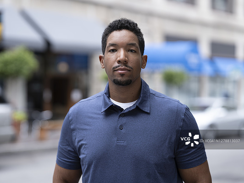 站在城市街道上的男人图片素材