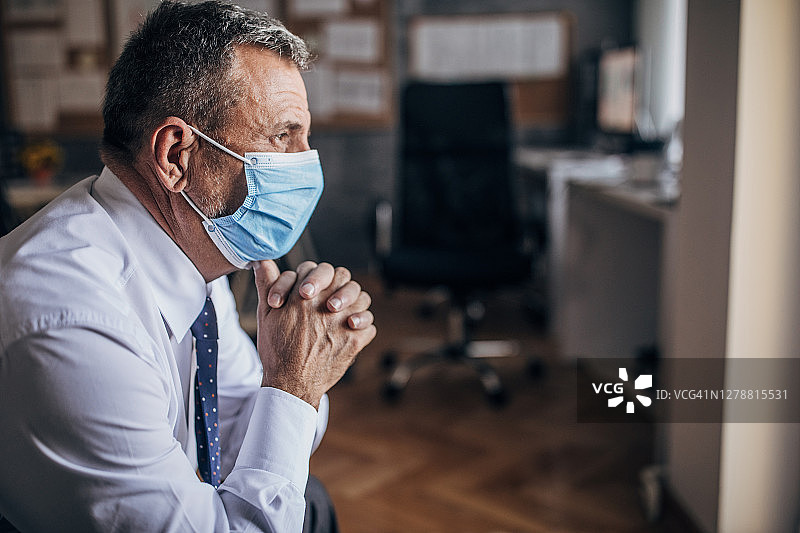 戴着口罩的商人图片素材