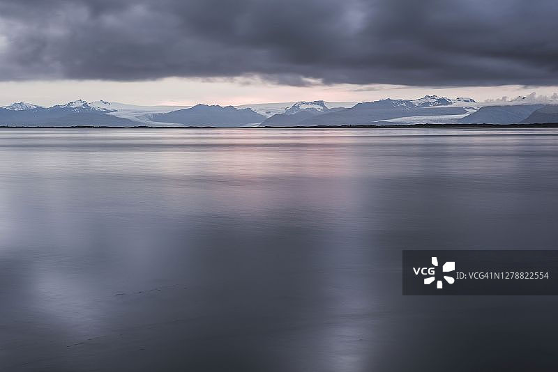 从冰岛东部峡湾区韦特拉霍恩半岛看瓦特纳冰川图片素材