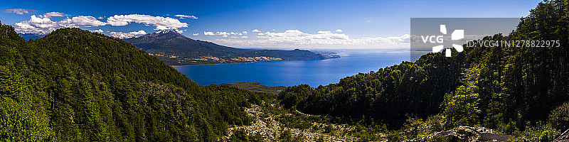 智利湖区卡尔布科火山和Llanquihue湖图片素材
