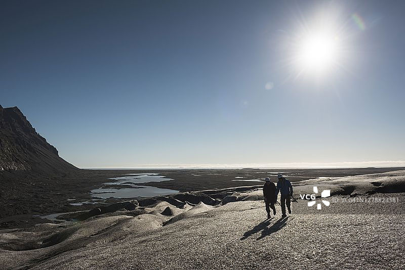 冰岛瓦特纳冰川国家公园Breidamerkurjokull冰川上的游客图片素材