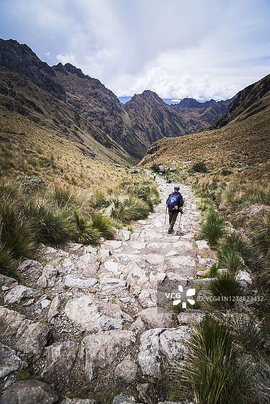 在秘鲁库斯科地区印加古道徒步的女人图片素材