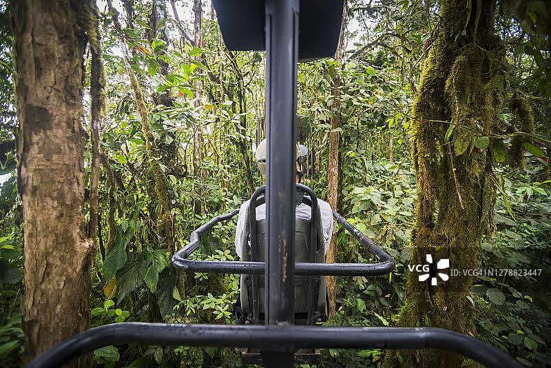 厄瓜多尔乔科雨林中的马什皮小屋空中自行车图片素材