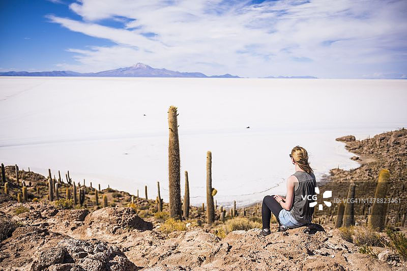 在玻利维亚乌尤尼盐湖仙人掌鱼岛上的游客图片素材