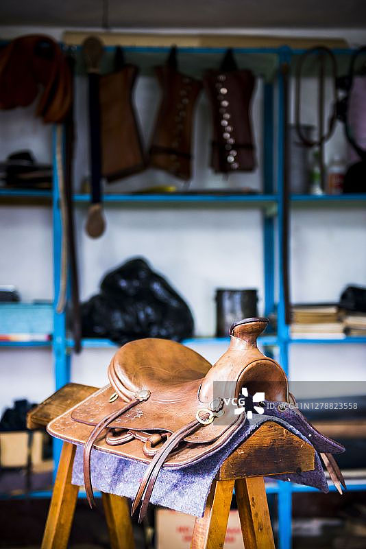 厄瓜多尔因巴布拉祖莱塔社区的马鞍店图片素材