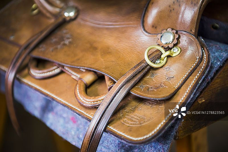 厄瓜多尔因巴布拉祖莱塔社区的马鞍店图片素材