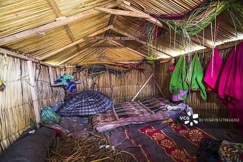 秘鲁普诺省的的喀喀湖乌鲁斯漂浮岛上的乌鲁族人之屋图片素材